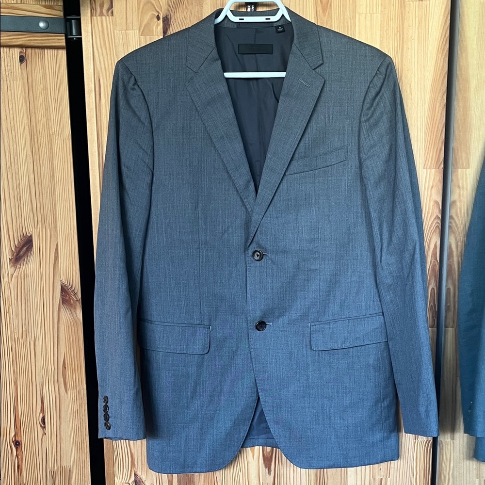 Uniqlo Men's Gray Suit Jacket (size M)